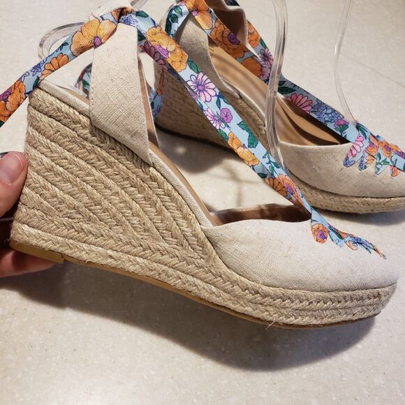 Crown & Ivy™ Lawndale Wedge Heels SZ 8.5 Med ankle Strap floral - Picture 2 of 9